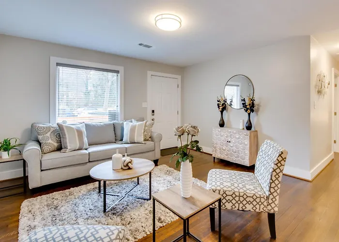 Pet-Friendly Home About 6 Mi To Downtown Atlanta!